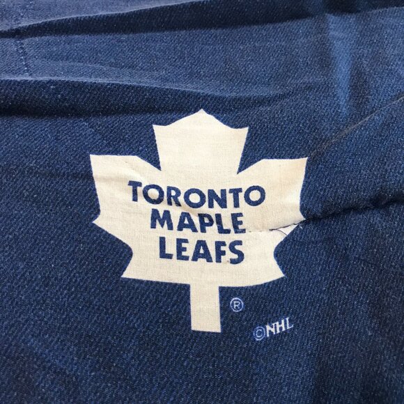 90's Vintage Toronto Maple Leafs Comforter -Hockey Helmet and Leafs Logo Pattern - Picture 2 of 9